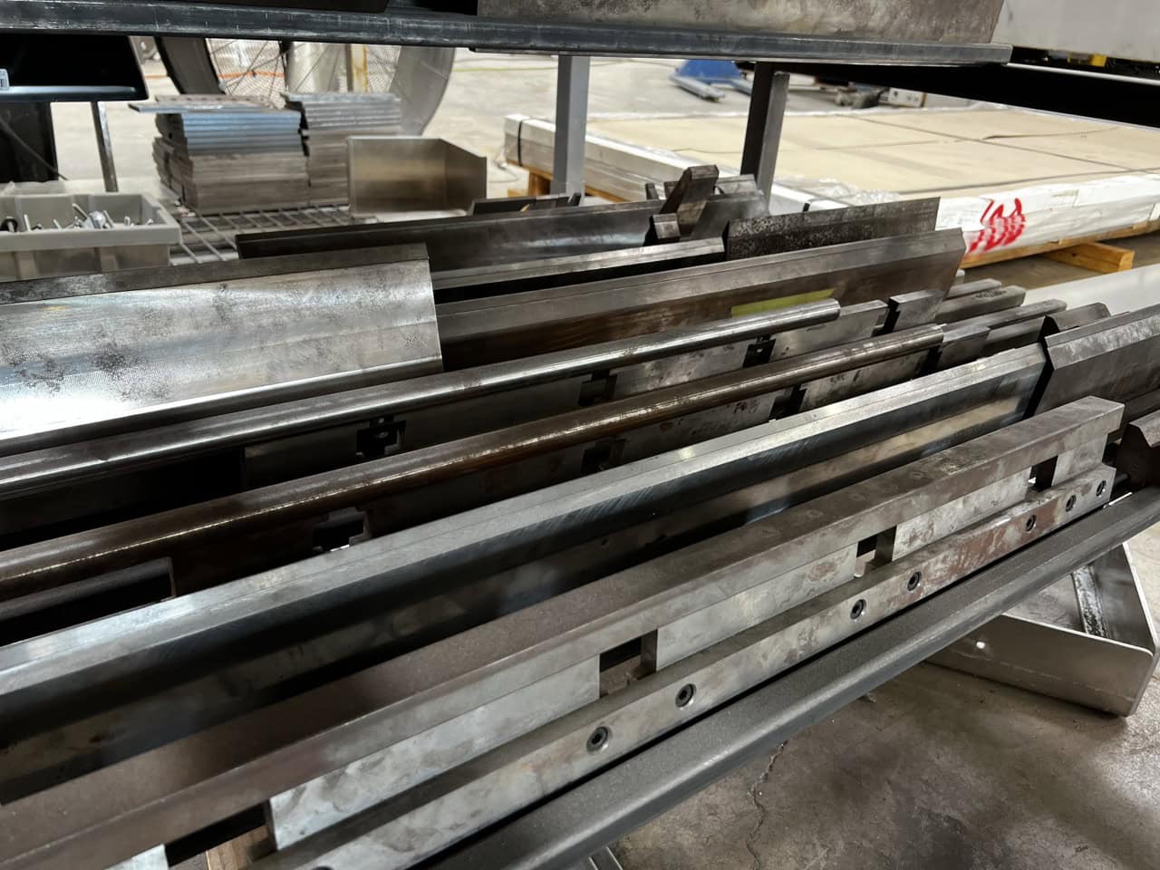 145 Ton X 10' Amada HFE M2 1303 CNC Press Brake, 2011 - 6-Axis BG, Crowning, Tooling Included - Image 6