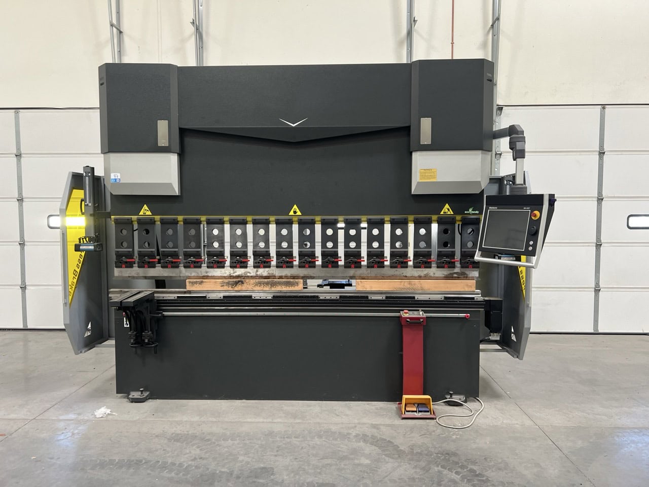 175 Ton x 10' LZK SPB-175T/3200 Press Brake, 2021 - 6 Axis Backgauge, Low Hours