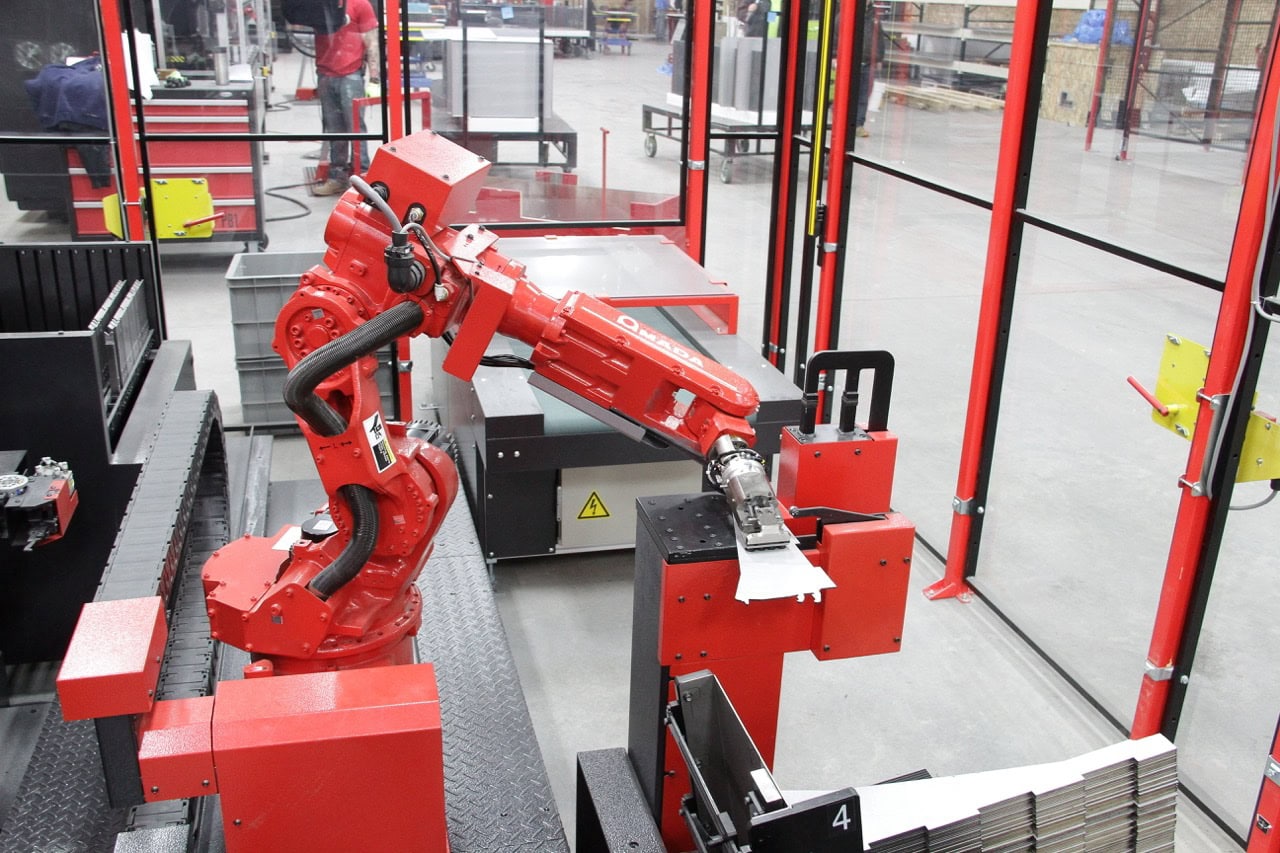 60 Ton x 4' Amada EG6013 Automated Bend Cell, 2017 - 6 -Axis Robot, 7-Axis Backgauge - Image 2
