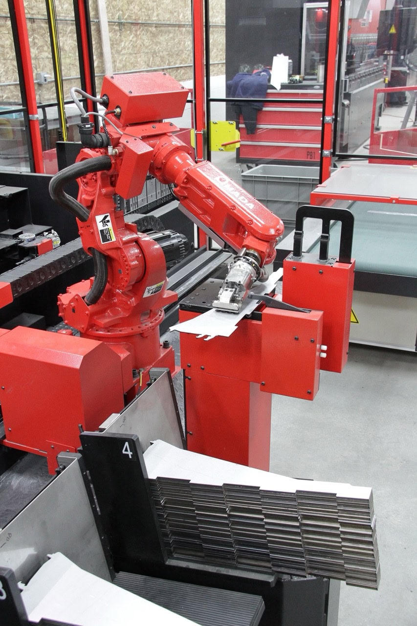 60 Ton x 4' Amada EG6013 Automated Bend Cell, 2017 - 6 -Axis Robot, 7-Axis Backgauge - Image 4