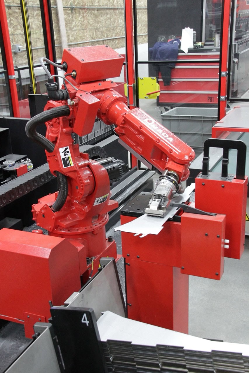 60 Ton x 4' Amada EG6013 Automated Bend Cell, 2017 - 6 -Axis Robot, 7-Axis Backgauge - Image 5