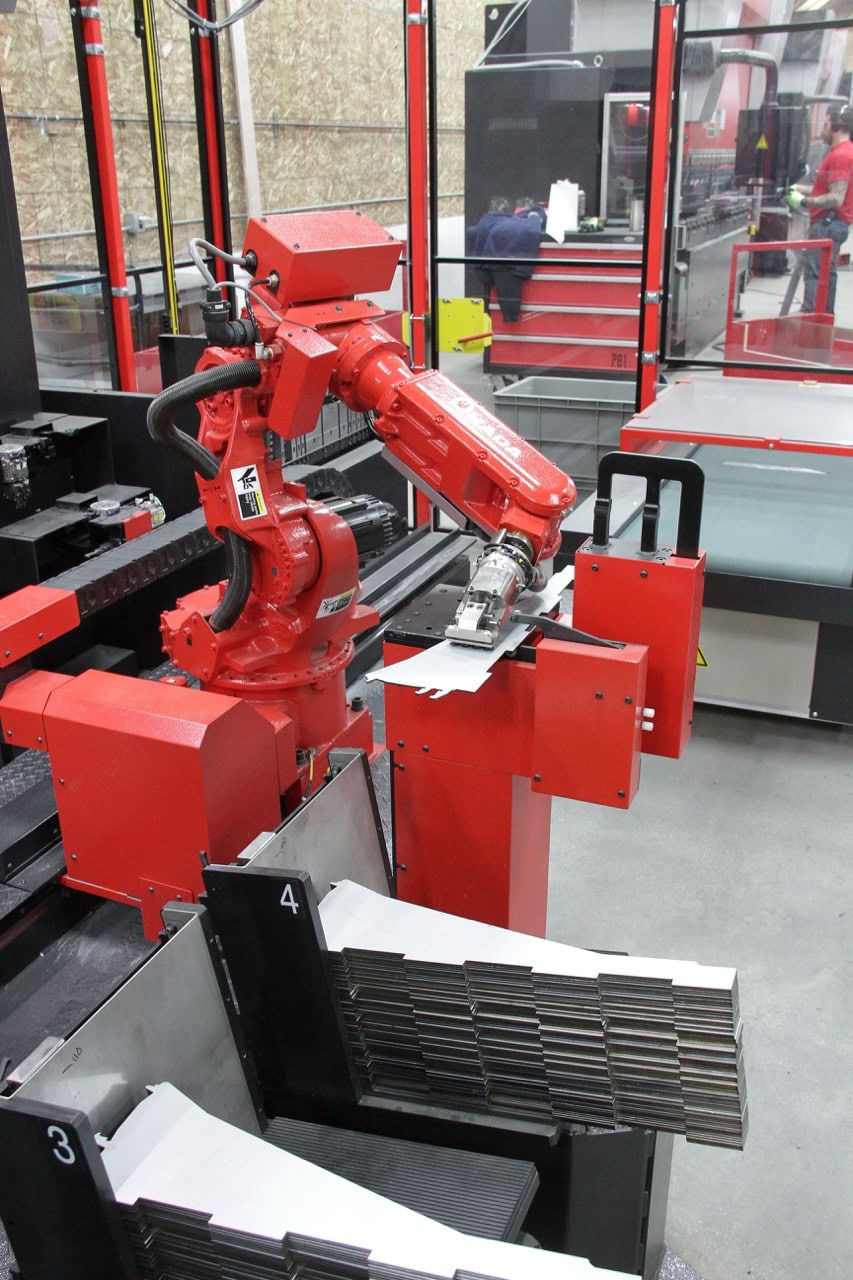 60 Ton x 4' Amada EG6013 Automated Bend Cell, 2017 - 6 -Axis Robot, 7-Axis Backgauge - Image 6