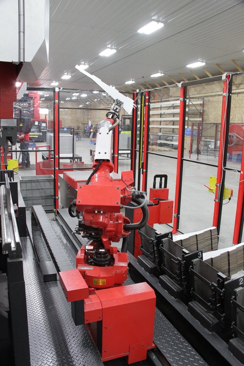 60 Ton x 4' Amada EG6013 Automated Bend Cell, 2017 - 6 -Axis Robot, 7-Axis Backgauge - Image 9