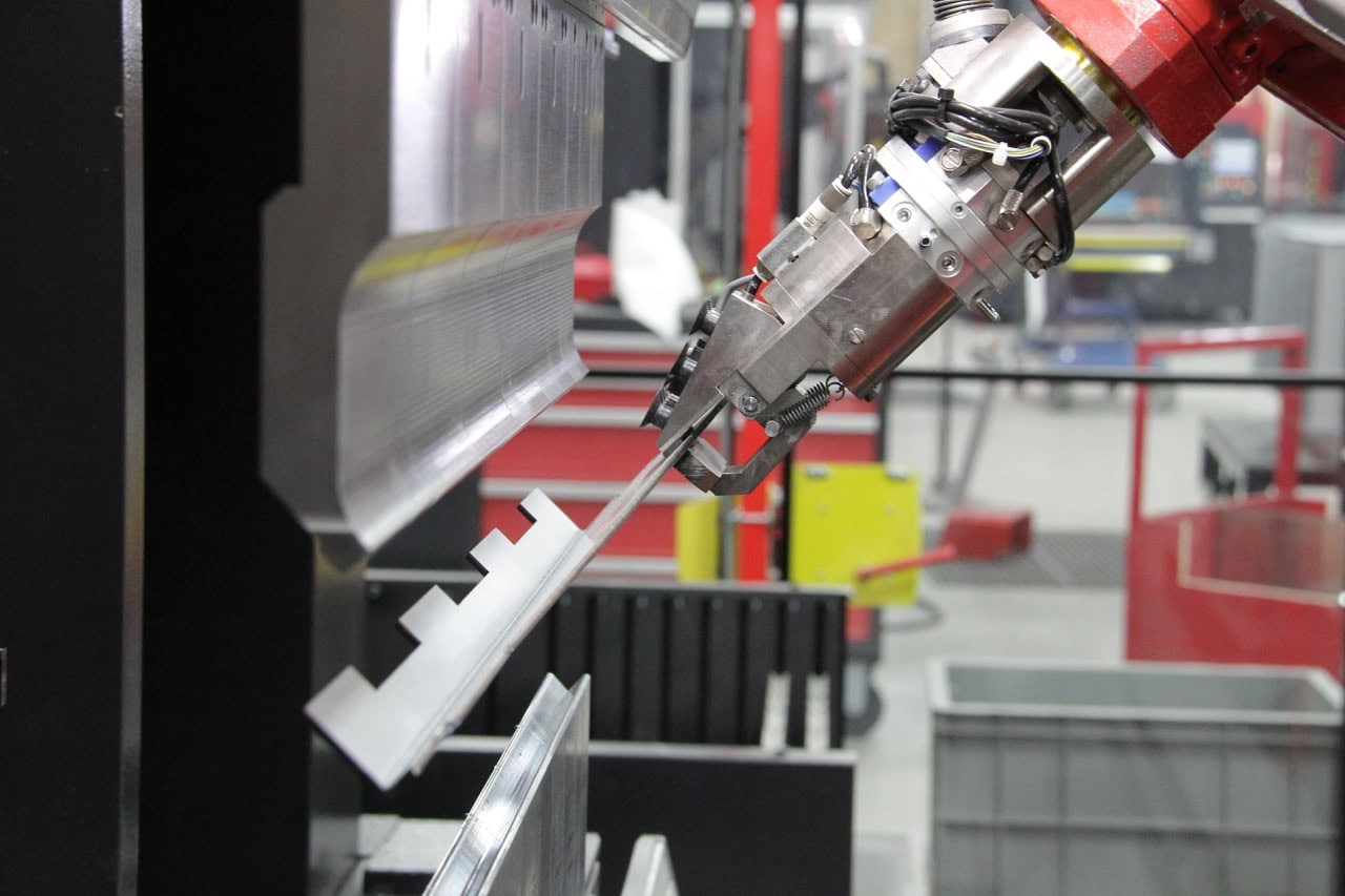 60 Ton x 4' Amada EG6013 Automated Bend Cell, 2017 - 6 -Axis Robot, 7-Axis Backgauge - Image 19