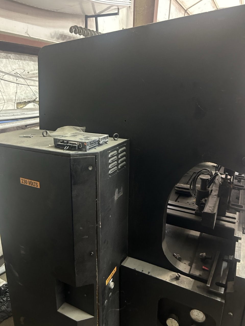 100 Ton x 8' Amada FBD 1025F Press Brake, 1988 - Tooling - Image 4