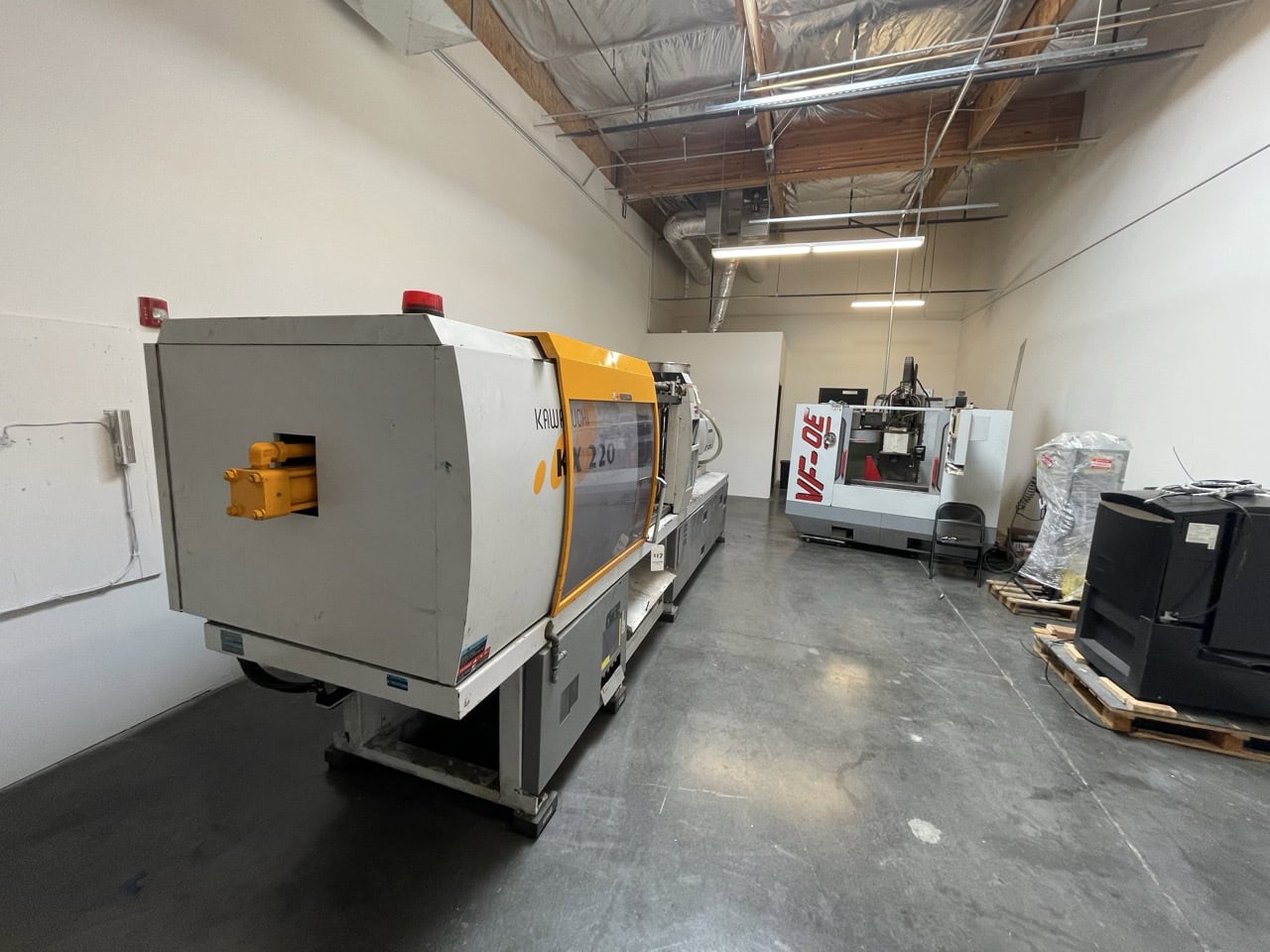242 Ton 20.7 oz. Kawaguchi KX220 Injection Molding Machine , 2005 - Image 3