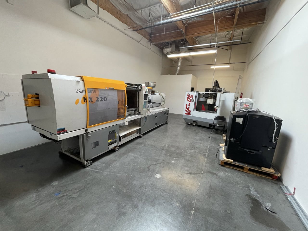 242 Ton 20.7 oz. Kawaguchi KX220 Injection Molding Machine , 2005 - Image 4