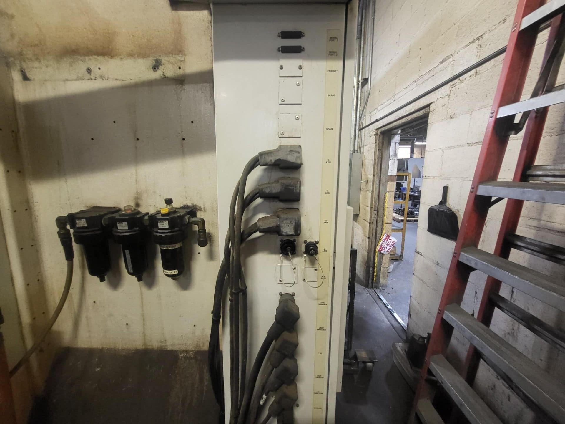 Haas VF-4 CNC VMC, 2001 - 4th Axis Drive & Prewire, Chip Auger, Side-Mount Tool Changer - Image 11