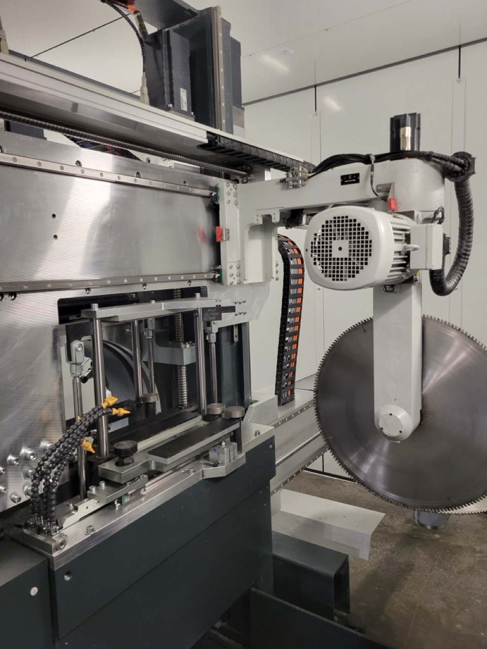Elumatec SBZ 686 XXL CNC Profile Machining Center, 2022 - 62 Hours of Use, Fully Equipped - Image 21