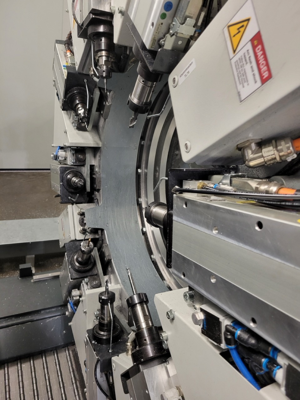 Elumatec SBZ 686 XXL CNC Profile Machining Center, 2022 - 62 Hours of Use, Fully Equipped - Image 27
