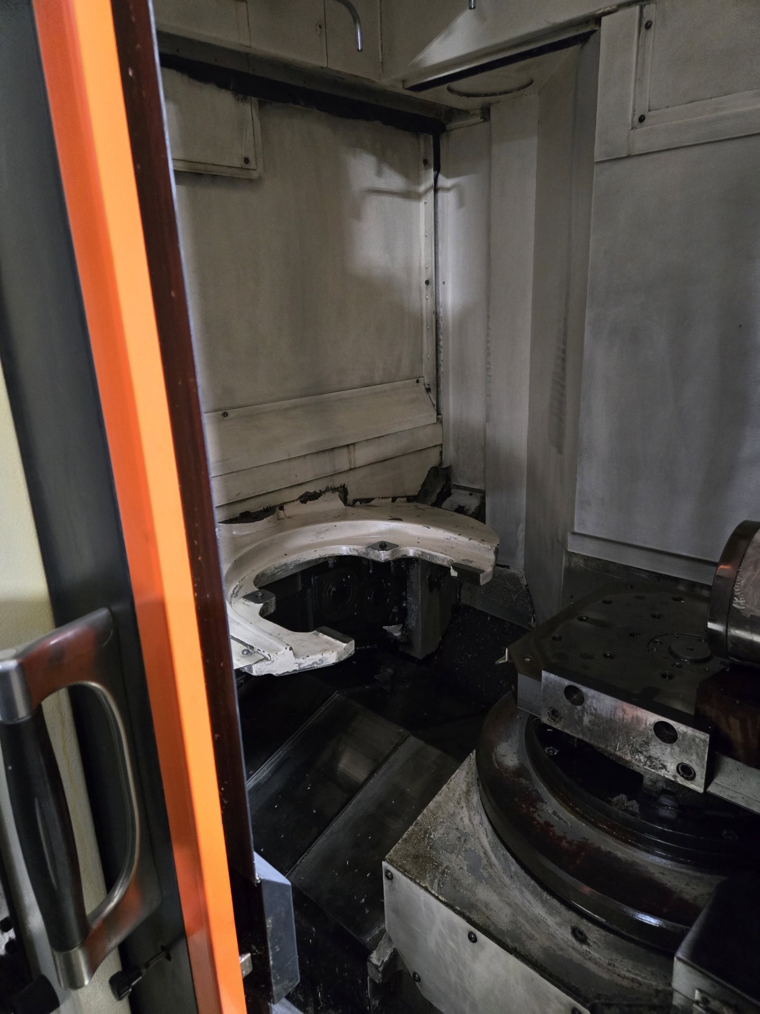 Mazak HCN-4000 400mm HMC, 2012 - 80 Tools, Full 4th Axis, CAT40, Probing, Chip Conveyor - Image 6