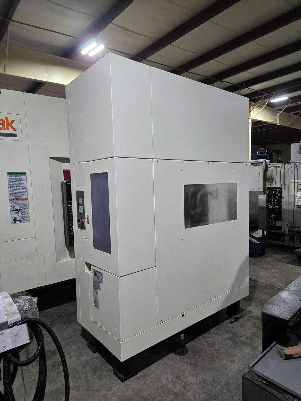 Mazak HCN-4000 400mm HMC, 2012 - 80 Tools, Full 4th Axis, CAT40, Probing, Chip Conveyor - Image 15