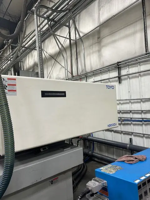 200 Ton 17.04 oz Shot Size Toyo Si-200-6S-H300EU Injection Molding Machine, 2015 - Wired for Dual Core Pull, Robot Interface - Image 4