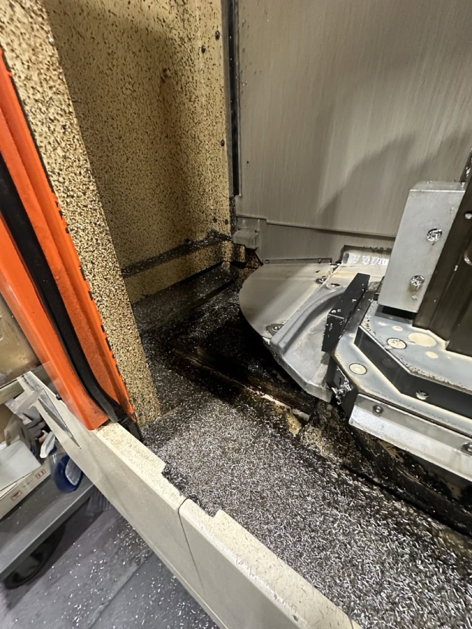 Mazak HCN-4000 400mm HMC, 2012 - 80 Tools, Full 4th Axis, CAT40, Probing, Chip Conveyor - Image 6