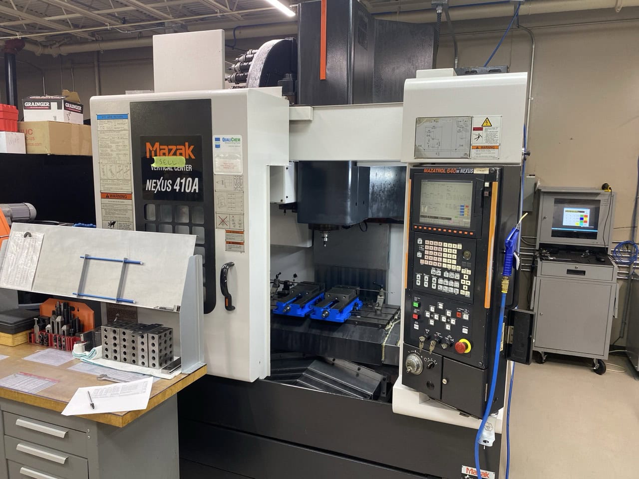 Mazak 410A CNC VMC, 2004 - 4th Axis Wired & Rotary, Renishaw Probe, Tool Setter, Chip Conveyor