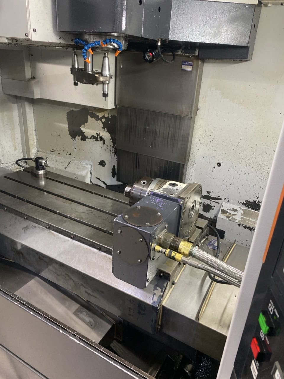 Mazak 410B CNC VMC, 2005 - 4th Axis Wired & Rotary, Renishaw Probe, Tool Setter, Chip Conveyor - Image 2