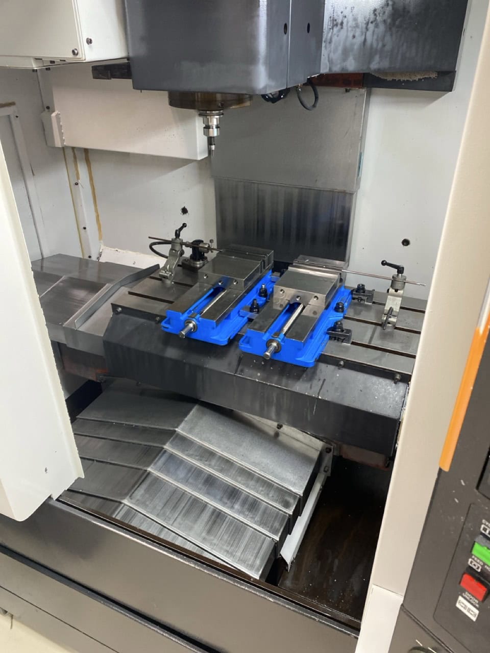 Mazak 410A CNC VMC, 2004 - 4th Axis Wired & Rotary, Renishaw Probe, Tool Setter, Chip Conveyor - Image 2