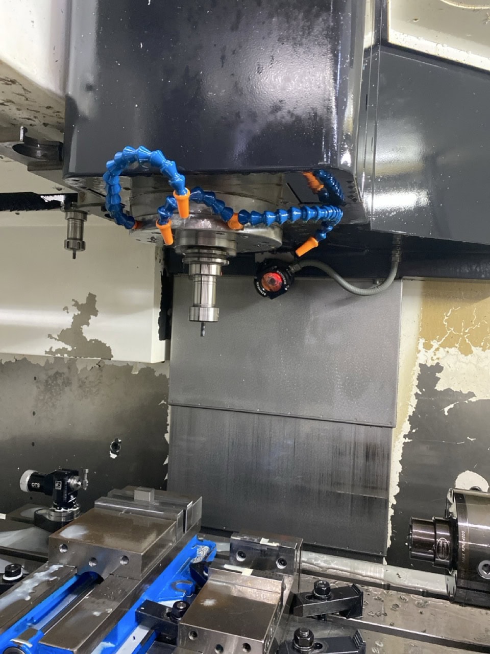 Mazak 410B-II CNC VMC, 2011 - 4th Axis Wired & Rotary, Renishaw Probe, Tool Setter, Chip Conveyor - Image 3