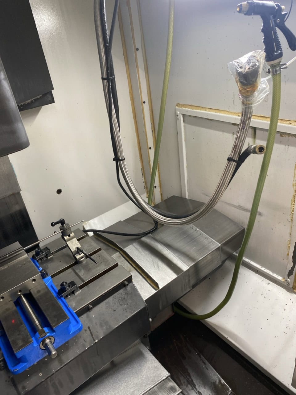 Mazak 410A CNC VMC, 2004 - 4th Axis Wired & Rotary, Renishaw Probe, Tool Setter, Chip Conveyor - Image 3