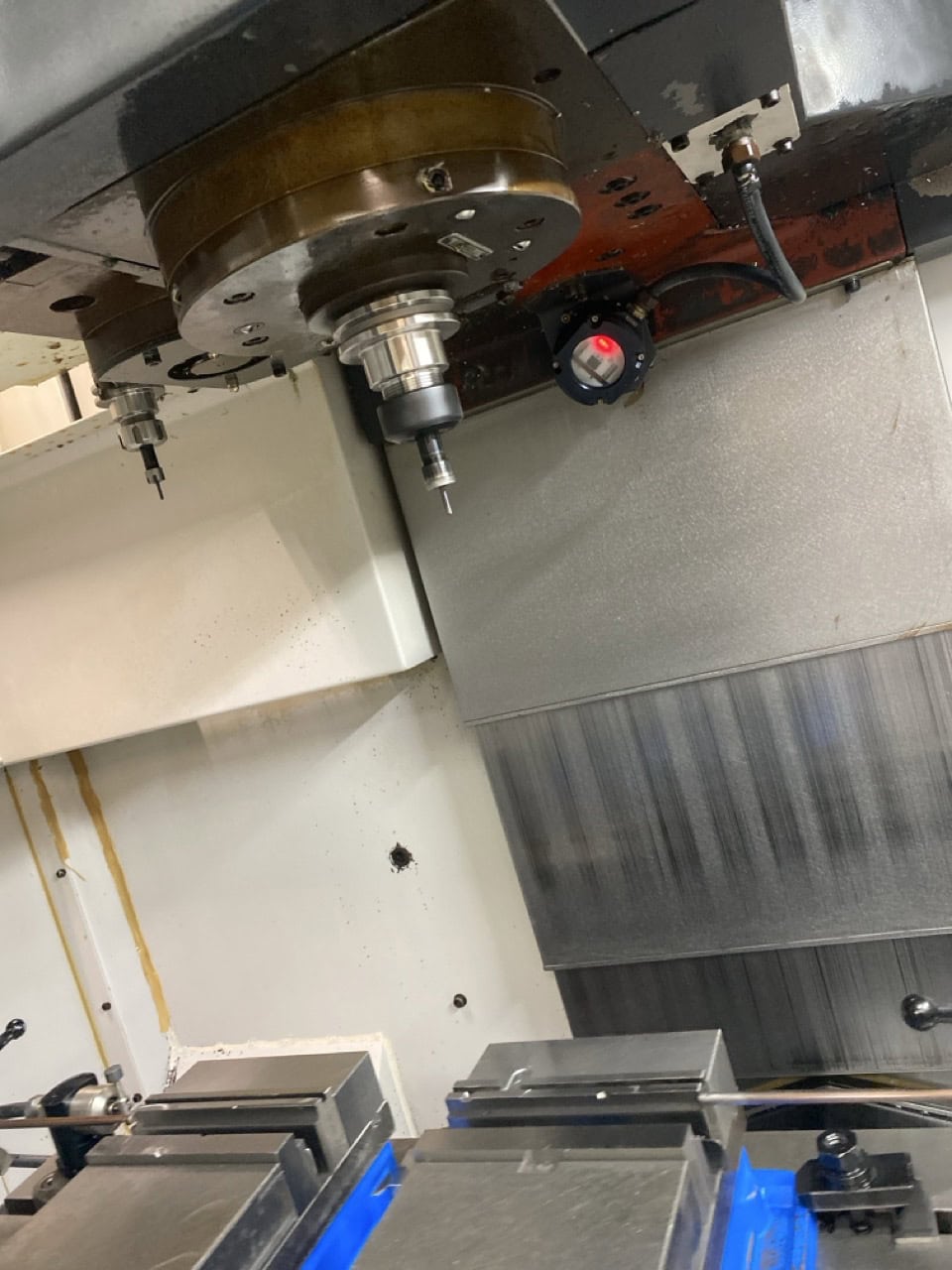 Mazak 410A CNC VMC, 2004 - 4th Axis Wired & Rotary, Renishaw Probe, Tool Setter, Chip Conveyor - Image 4