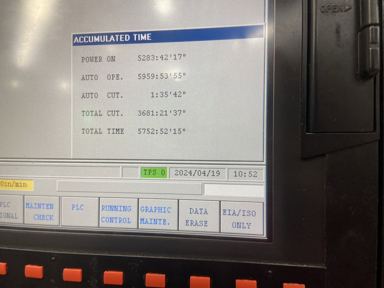Mazak 410B CNC VMC, 2005 - 4th Axis Wired & Rotary, Renishaw Probe, Tool Setter, Chip Conveyor - Image 5