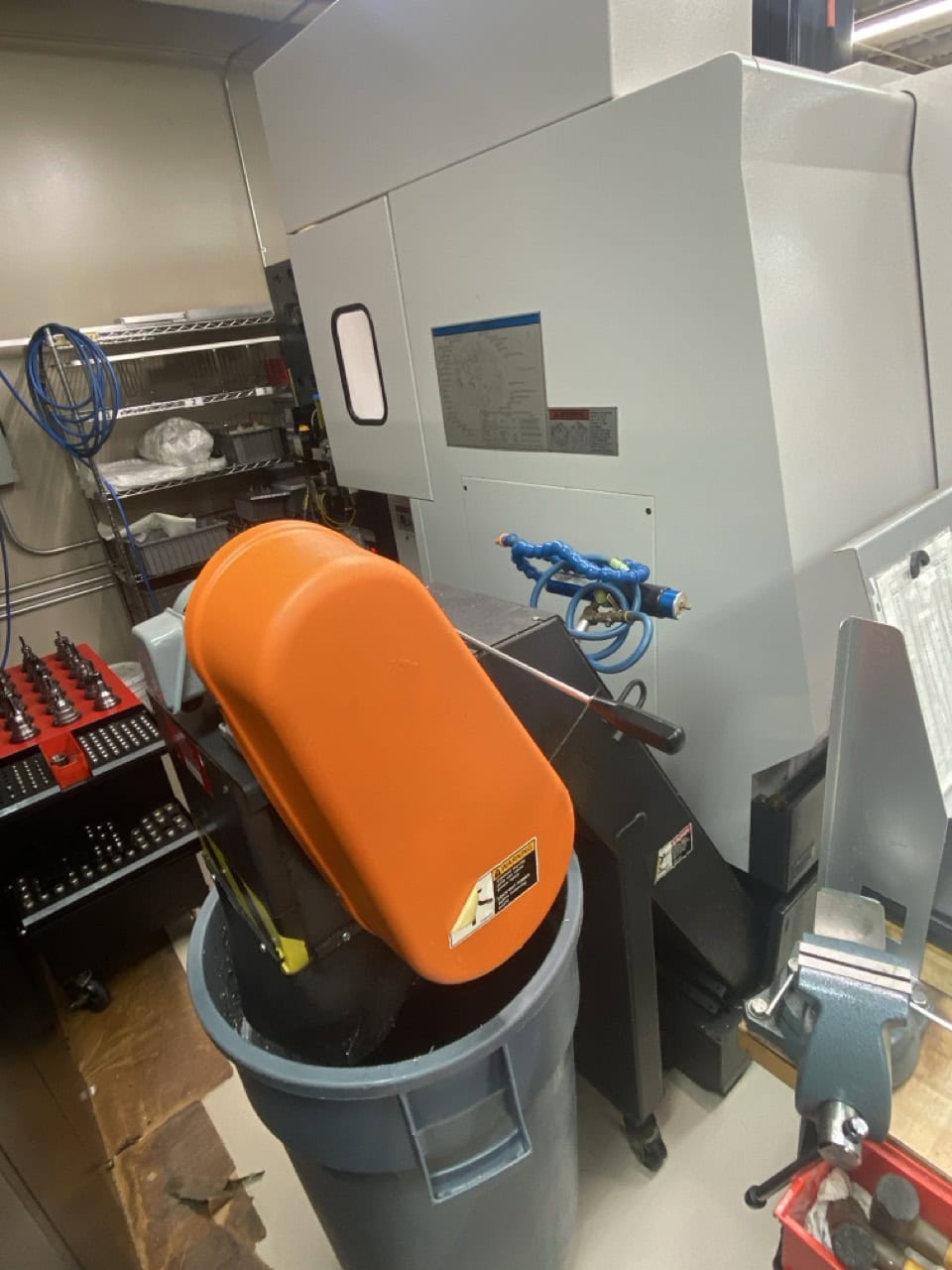 Mazak 410A CNC VMC, 2004 - 4th Axis Wired & Rotary, Renishaw Probe, Tool Setter, Chip Conveyor - Image 6