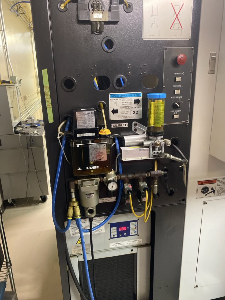 Mazak 410A CNC VMC, 2004 - 4th Axis Wired & Rotary, Renishaw Probe, Tool Setter, Chip Conveyor - Image 9