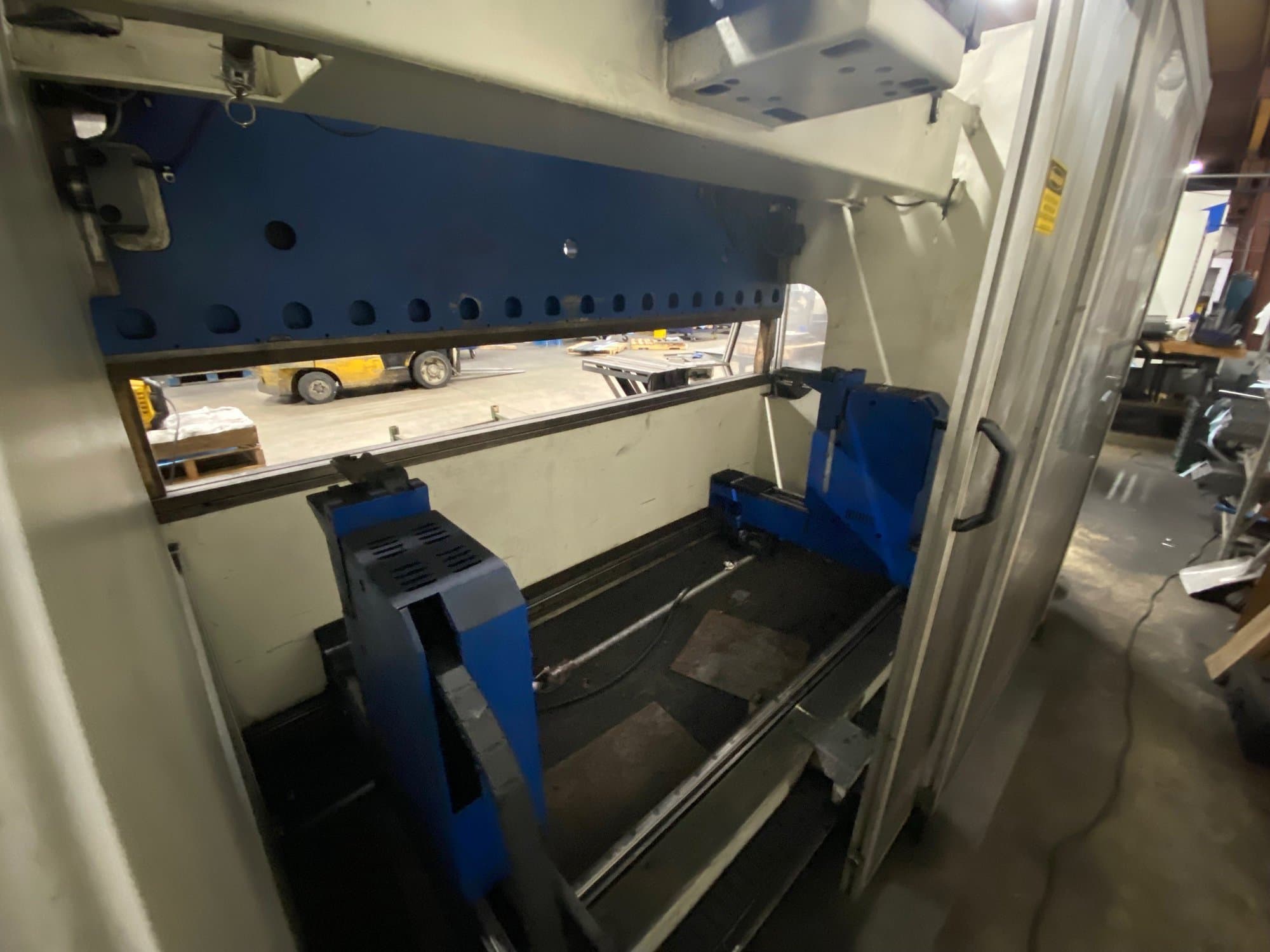 144 Ton x 10' Trumpf TrumaBend V130 Hydraulic Press Brake, 2000 - 6 Axis Backgauge - Image 3