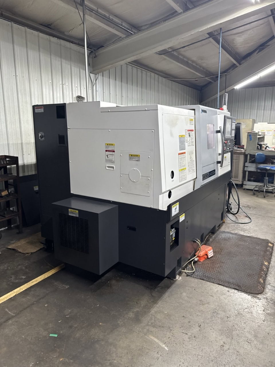 Okuma L-400II-E CNC Lathe, 2018 - Under Power, Chip Conveyor, 10" Chuck - Image 2