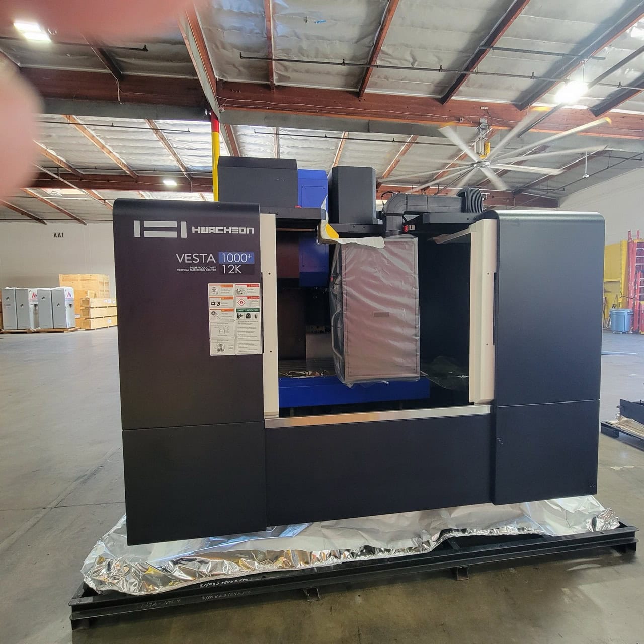 Hwacheon Vesta 1000+ VMC, 2022 - Chip Conveyor, Daikin Oil Cooling Unit, GSA, Air Dryer, Never Been Used - Image 2