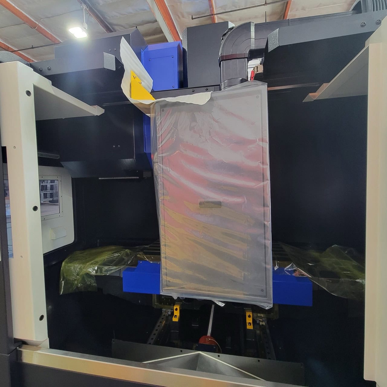Hwacheon Vesta 1000+ VMC, 2022 - Chip Conveyor, Daikin Oil Cooling Unit, GSA, Air Dryer, Never Been Used - Image 4