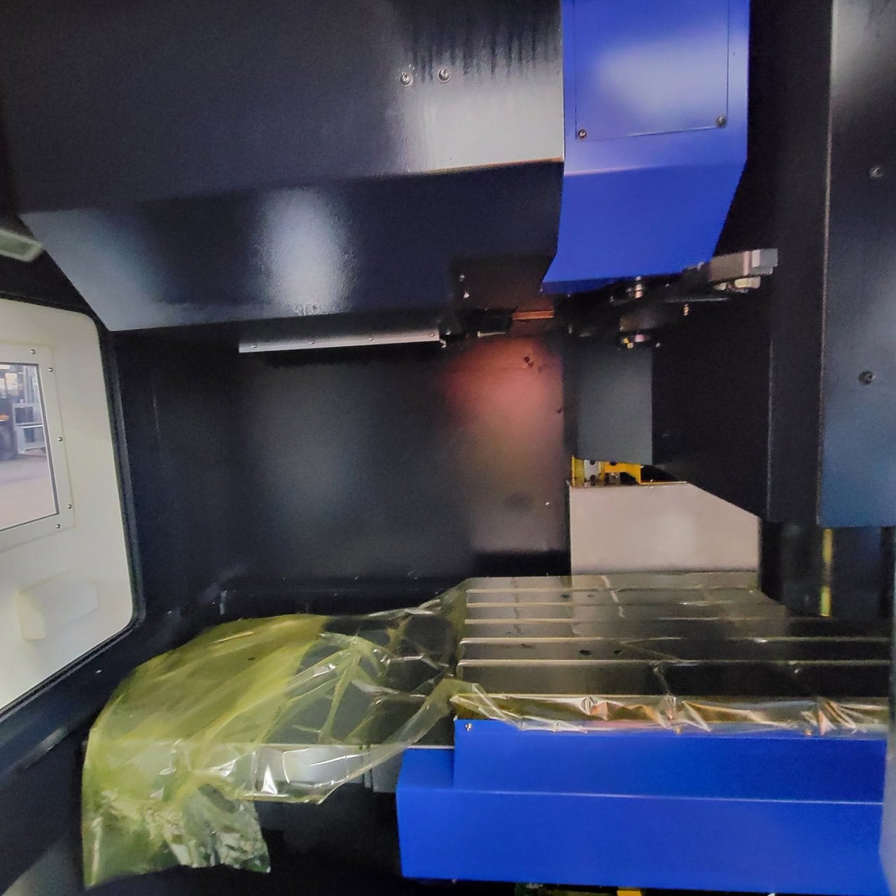 Hwacheon Vesta 1000+ VMC, 2022 - Chip Conveyor, Daikin Oil Cooling Unit, GSA, Air Dryer, Never Been Used - Image 5