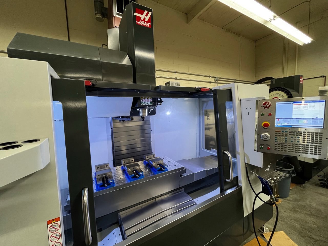 Haas VF-4SS VMC, 2017 - HSM, Chip Auger, Tooling, Low Hours, Under Power - Image 3