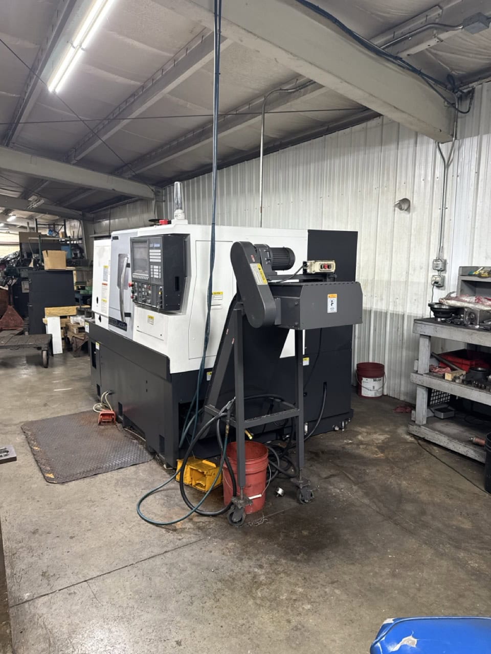 Okuma L-400II-E CNC Lathe, 2018 - Under Power, Chip Conveyor, 10" Chuck - Image 3