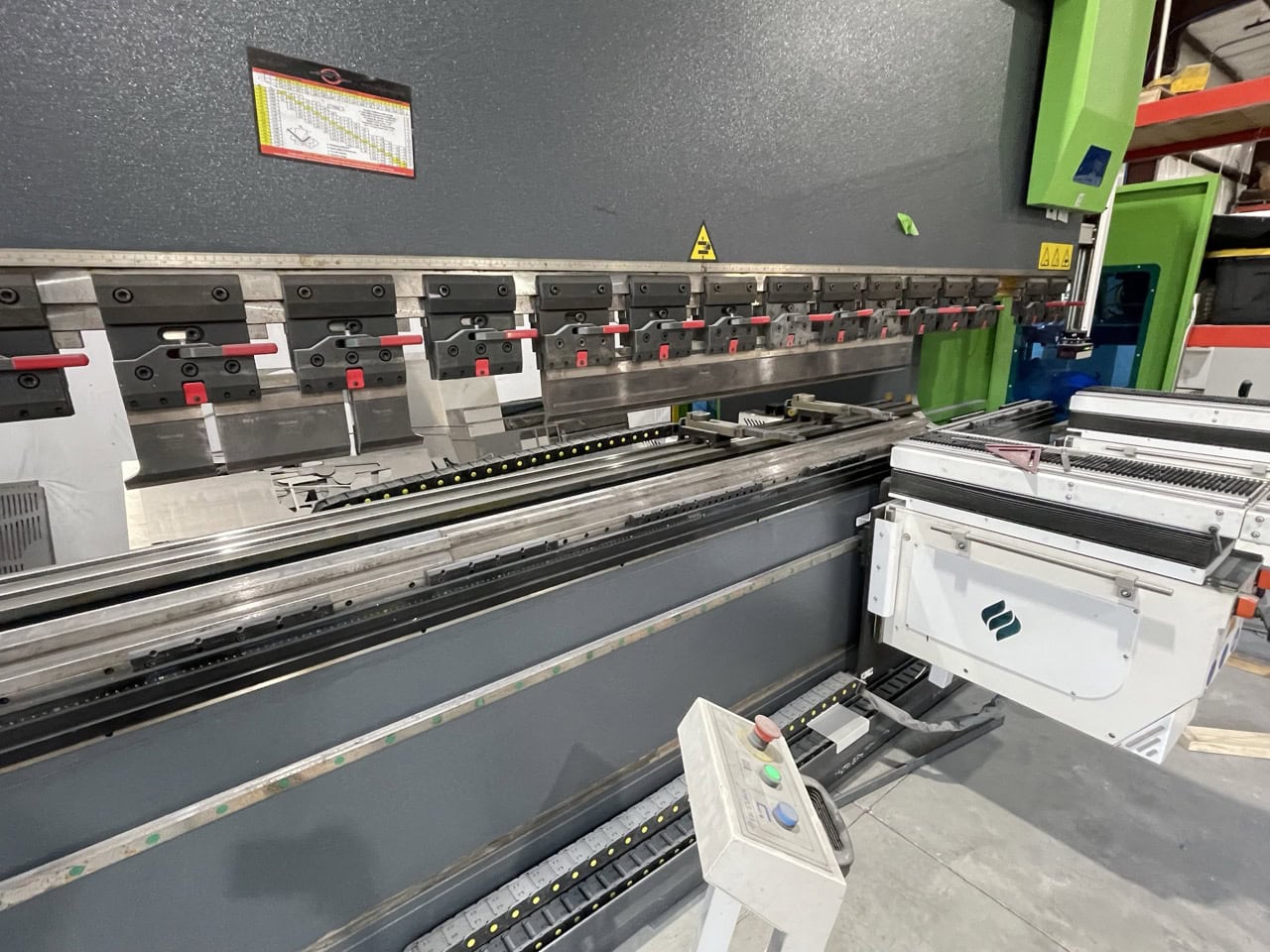 13' x 245 Ton Accurl Genius Pro B40220 Hydraulic CNC Press Brake, 2021-6+1 axes - Image 3