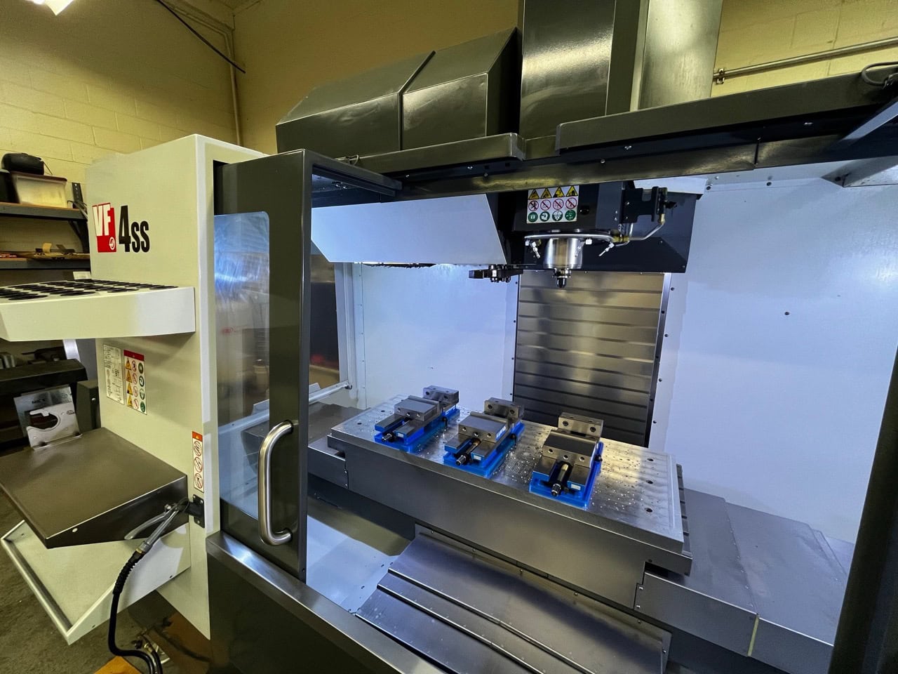 Haas VF-4SS VMC, 2017 - HSM, Chip Auger, Tooling, Low Hours, Under Power - Image 4