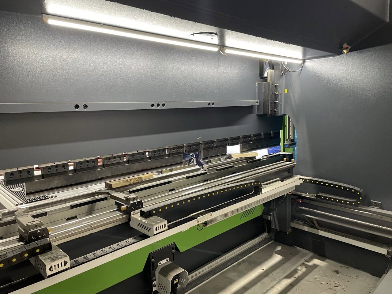 13' x 245 Ton Accurl Genius Pro B40220 Hydraulic CNC Press Brake, 2021-6+1 axes - Image 4