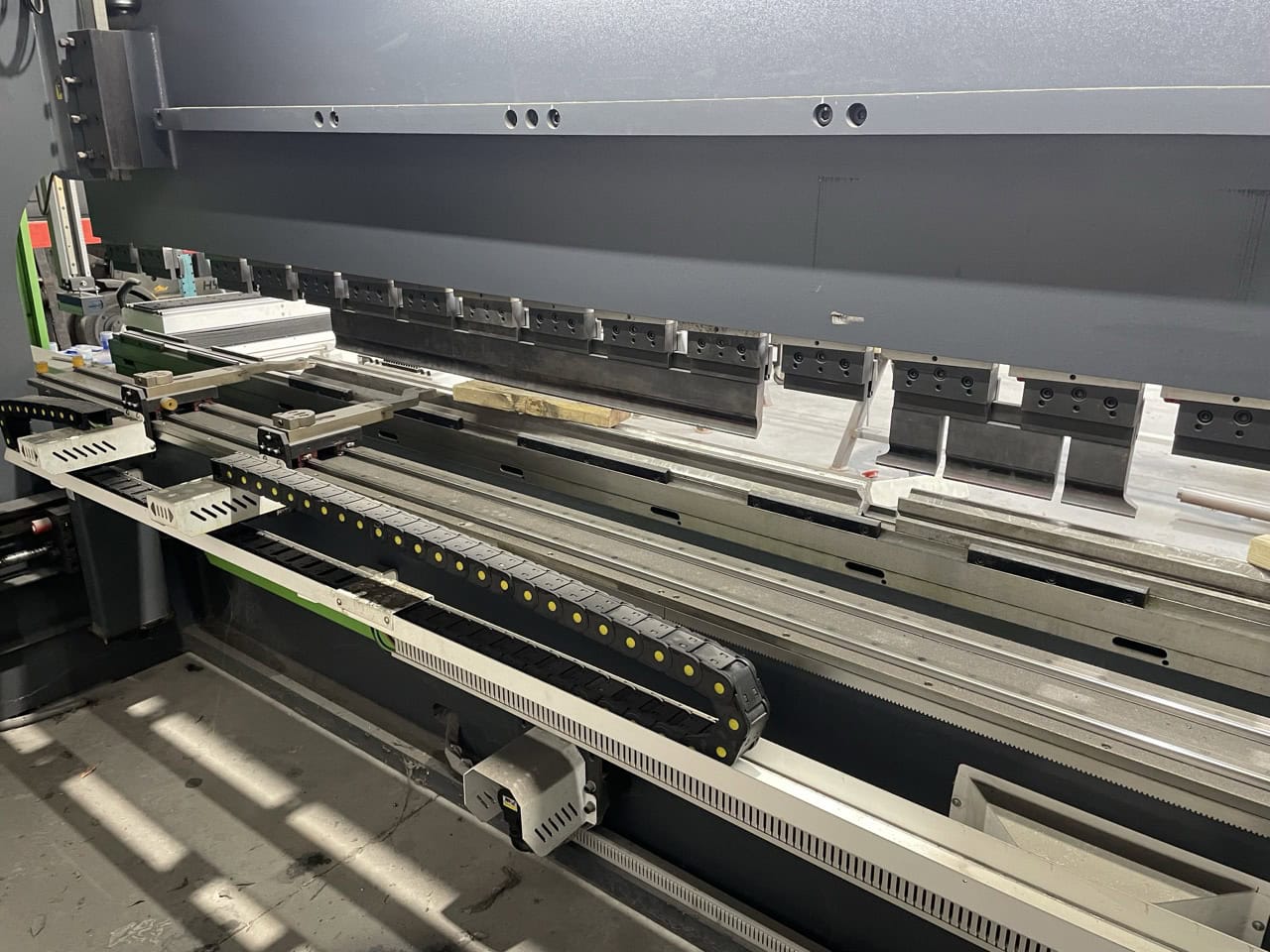 13' x 245 Ton Accurl Genius Pro B40220 Hydraulic CNC Press Brake, 2021-6+1 axes - Image 5