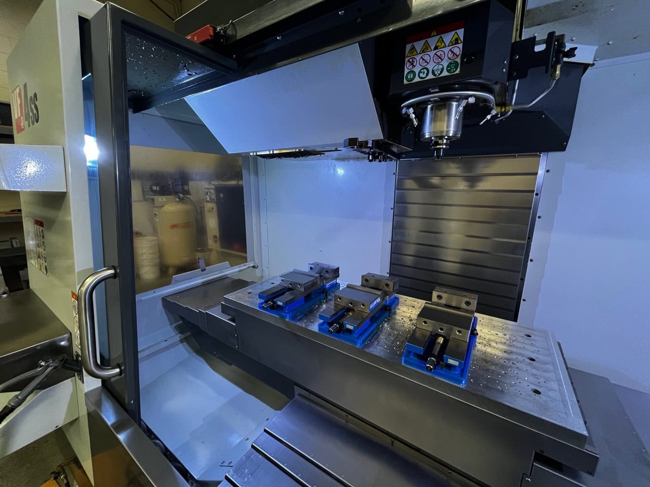 Haas VF-4SS VMC, 2017 - HSM, Chip Auger, Tooling, Low Hours, Under Power - Image 5