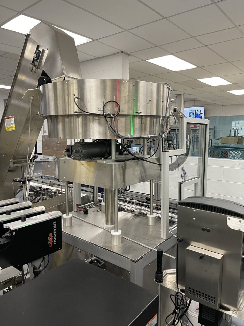Packaging Efficiency Solutions Orienter/Snap Capping Machine & Kaps-All FS-B Incline Conveyor, 2020 - Image 4