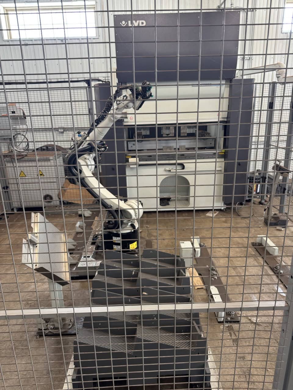 44 Ton x 5' LVD Dyna Cell CNC Robot Press Brake, 2019 - Installed New In 2021 - Image 3