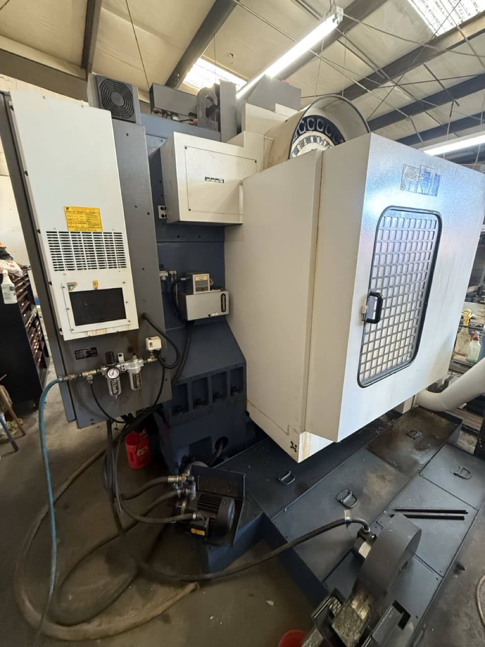 YCM XV1020A VMC, 2005 - Fanuc Control, Chip Auger, Video Available - Image 9