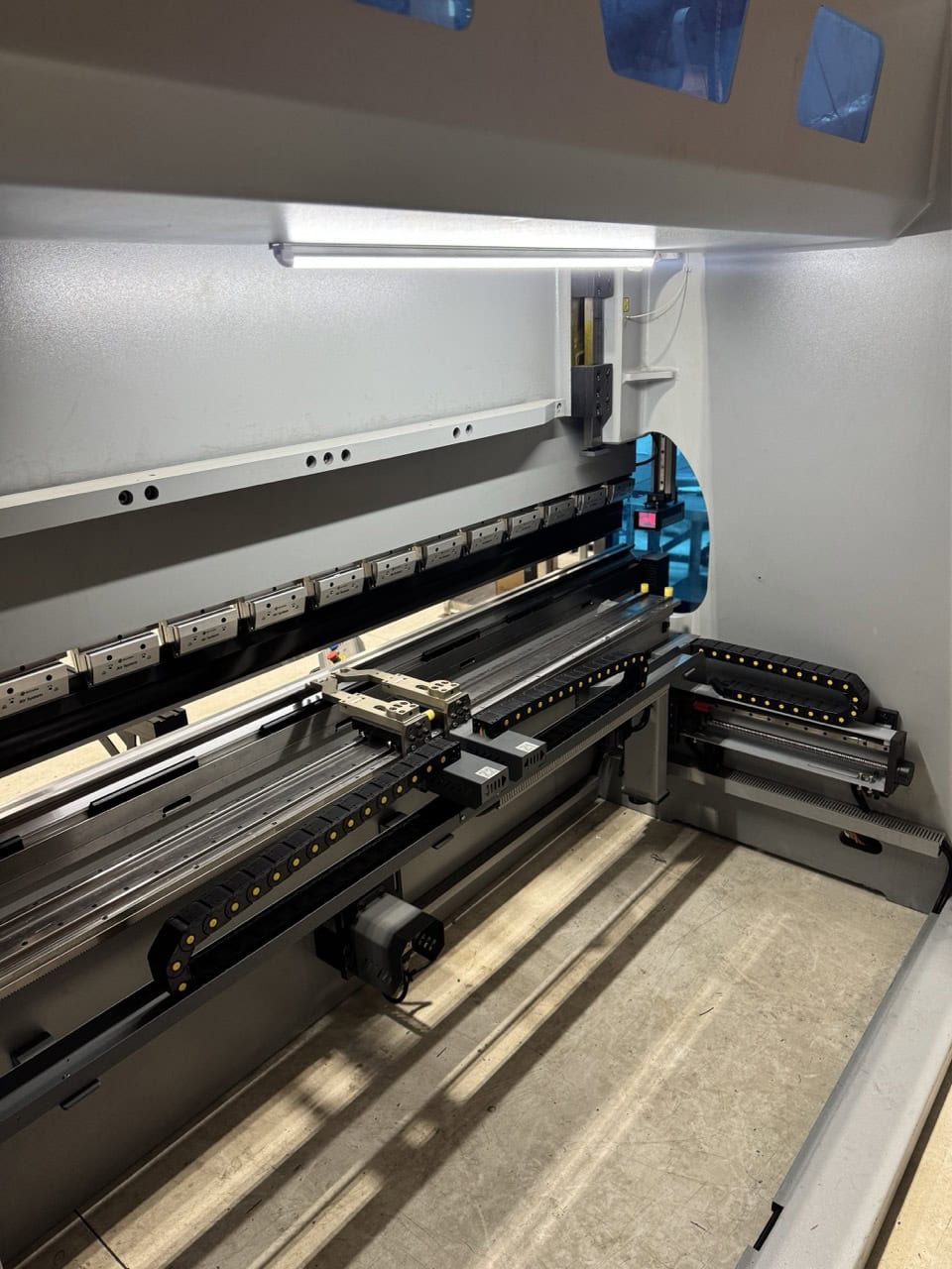 150 x 10' Ton Accurl Master CNC Press Brake, 2025 - 6+1 - Image 7