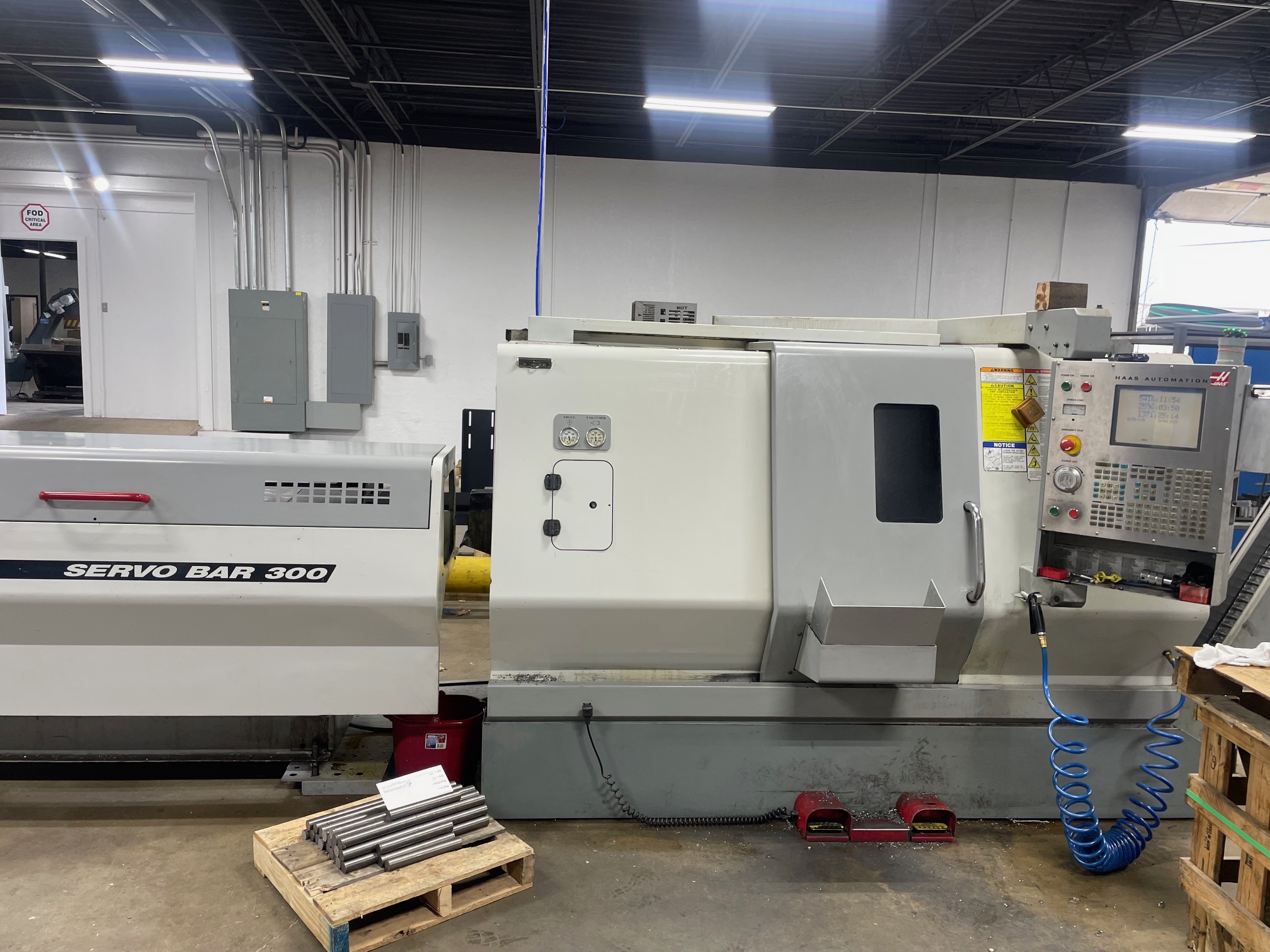 Haas SL-20T CNC Lathe, 2006 - Barfeed, Chip Conveyor,
