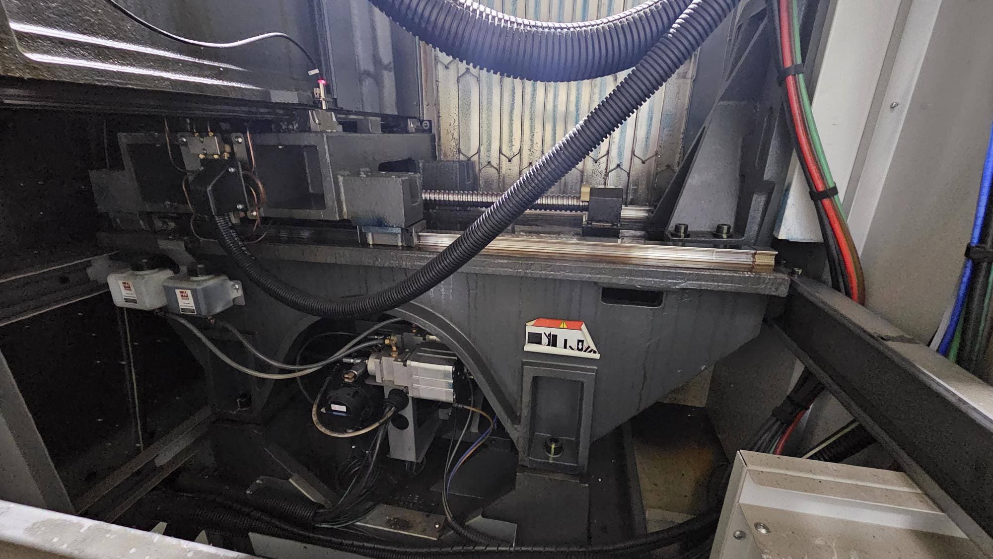 Haas UMC-500SS, 2021 - Through Spindle Coolant, Mist Extractor, Chip Conveyor - Image 10