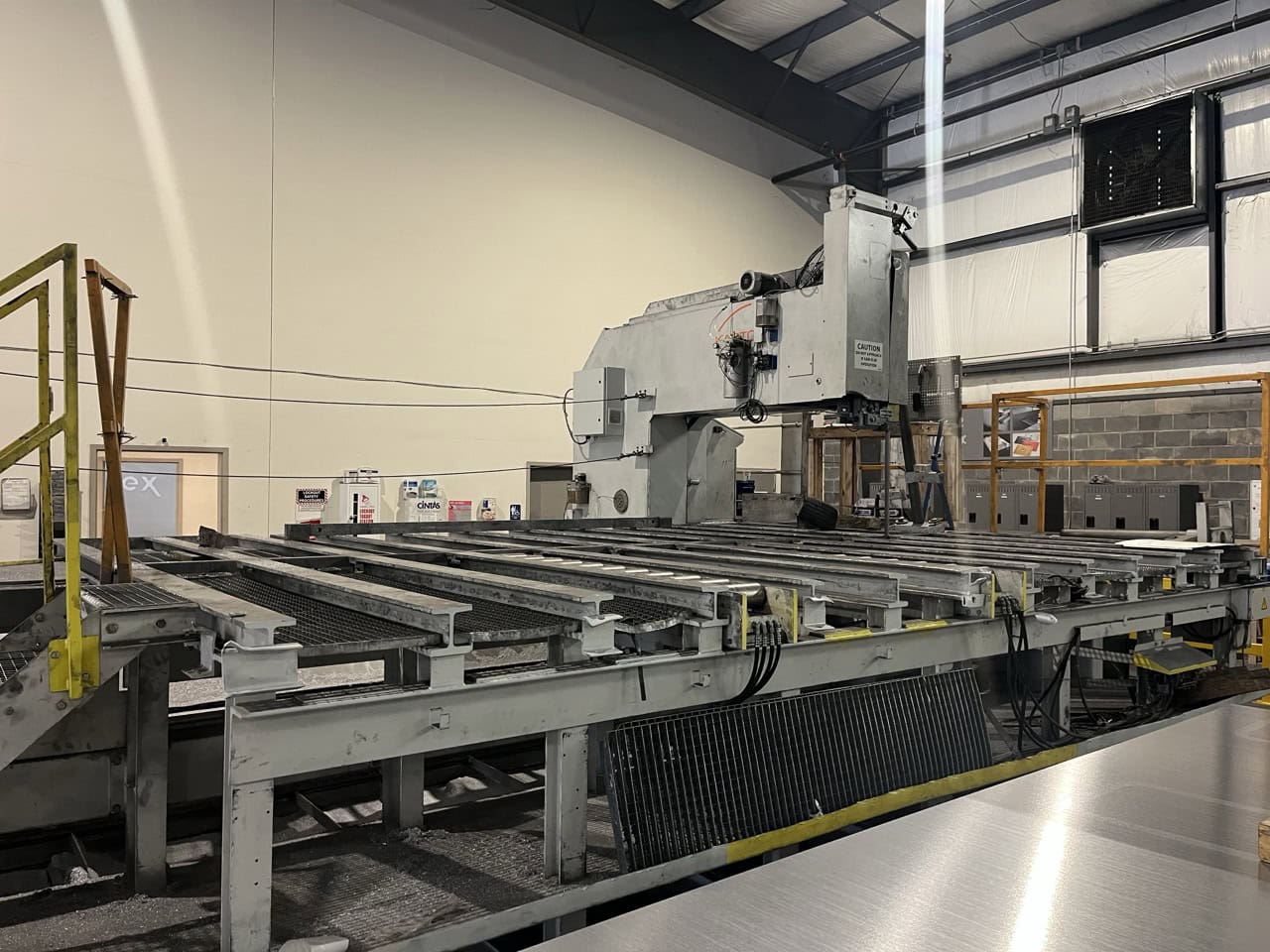 79" x 220" Kasto BBS U8x20 Semi-Automatic Vertical Bandsaw, 2016 - Infinitely Variable Bandsaw Blade Speed - Image 2
