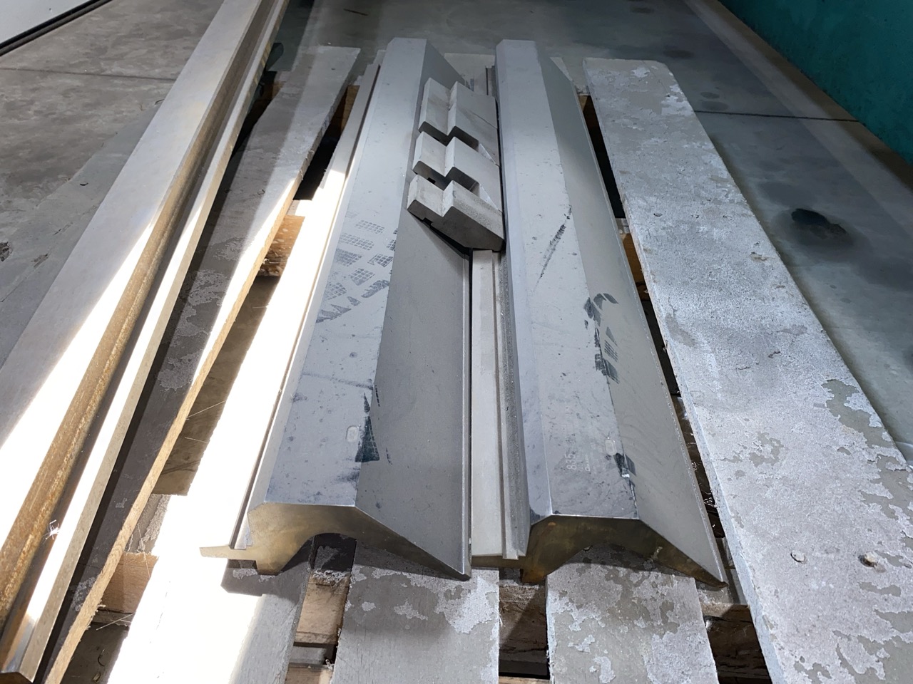 175 Ton x 12' Piranha CNC Press Brake 17512, CNC Backguage, Tooling Included - Image 12