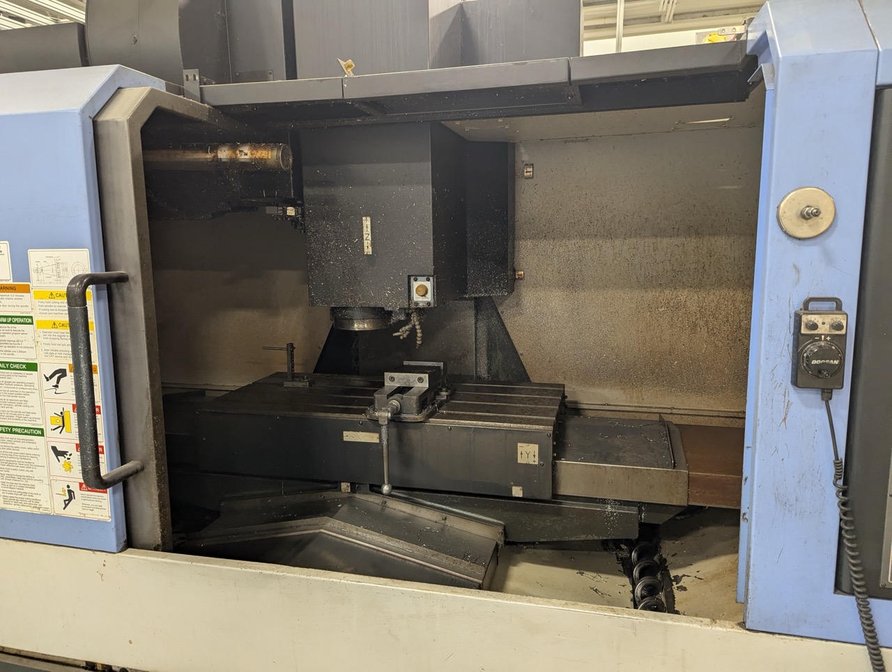 Doosan DNM500 VMC, 2008 - Chip Conveyor - Image 2