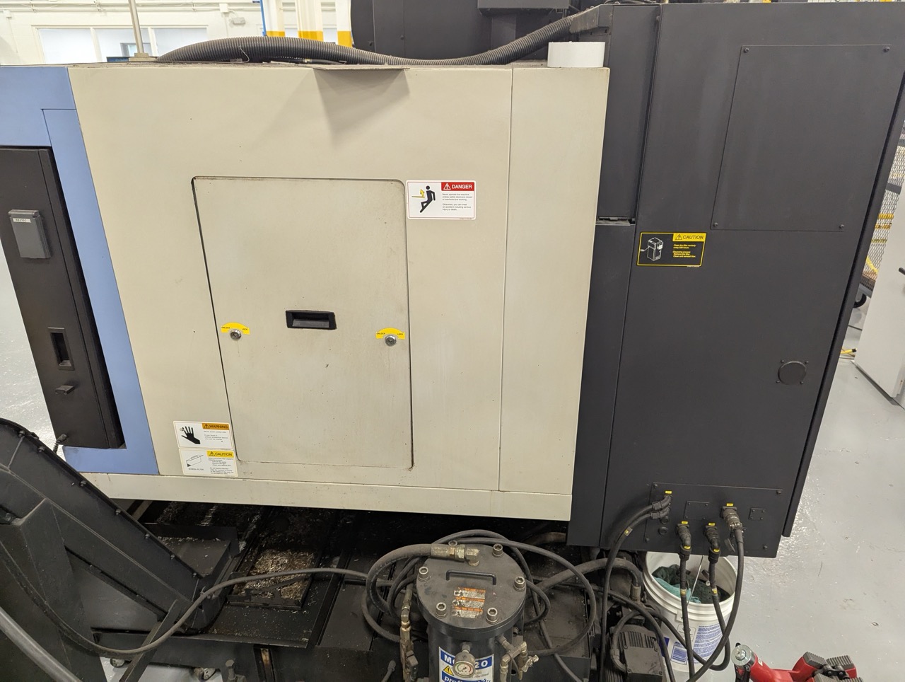 Doosan DNM500 VMC, 2008 - Chip Conveyor - Image 5
