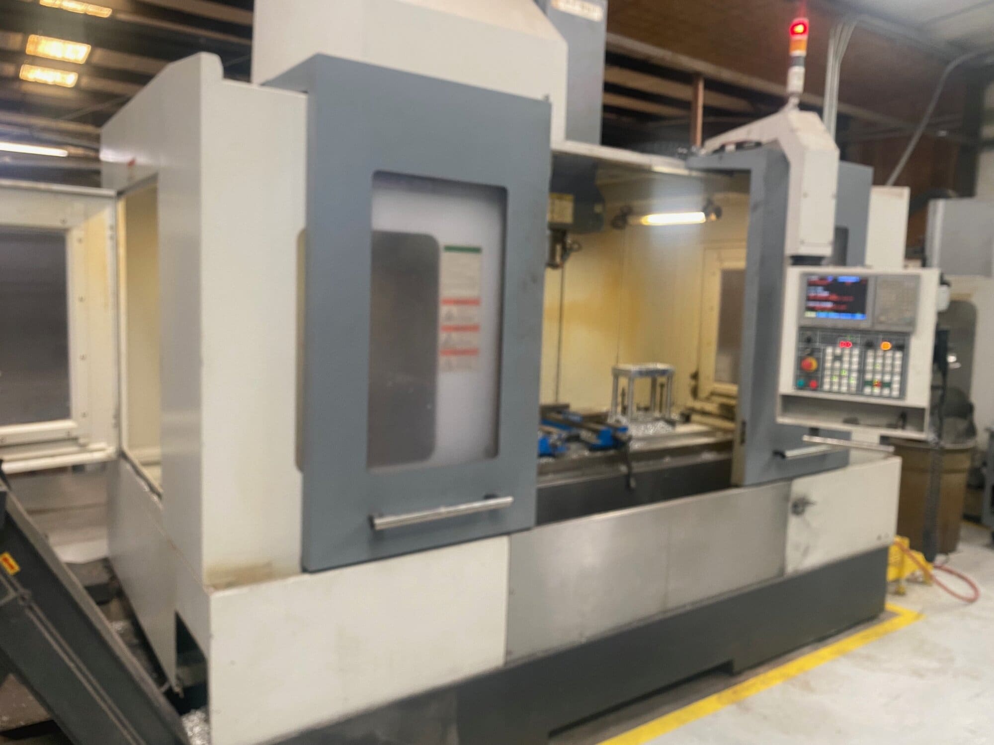 Akira Seiki Performa HV5.5A VMC, 2015 - Chip Conveyor, Mi645 Control